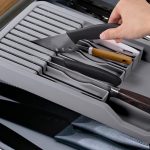 Posuvný stojan na nože a organizér – šedý