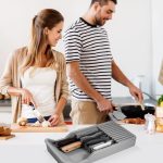 Posuvný stojan na nože a organizér – šedý