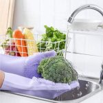 Sada 2 ks silikonových rukavic na mytí nádobí a úklid – modrá a fialová