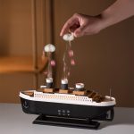 LED aroma difuzér v tvare lode s medúzovým efektom pary a esenciálnym olejom s vôňou ruží.