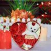 Piros, szív alakú fém ajándékdoboz macival és 3 rózsával