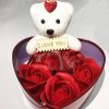 Piros, szív alakú fém ajándékdoboz macival és 3 rózsával