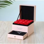 Trandafir veșnic sub cupolă cu LED – Alb/auriu – 1 trandafir LOVE07