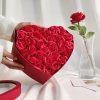 Szív formájú ajándékdoboz rózsákkal - Piros