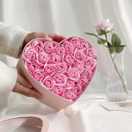 Statuie de înger din sticlă, pe bază de trandafir