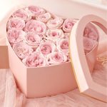 Statuie de înger din sticlă, pe bază de trandafir