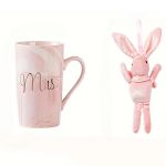 Hrnček pani Ružovej s lyžičkou a plyšovým zajačikom v darčekovej krabičke