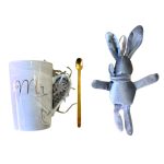 Hrnček pána Grayho s lyžičkou a plyšovým zajačikom v darčekovej krabičke