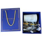 Hrnček pána Grayho s lyžičkou a plyšovým zajačikom v darčekovej krabičke